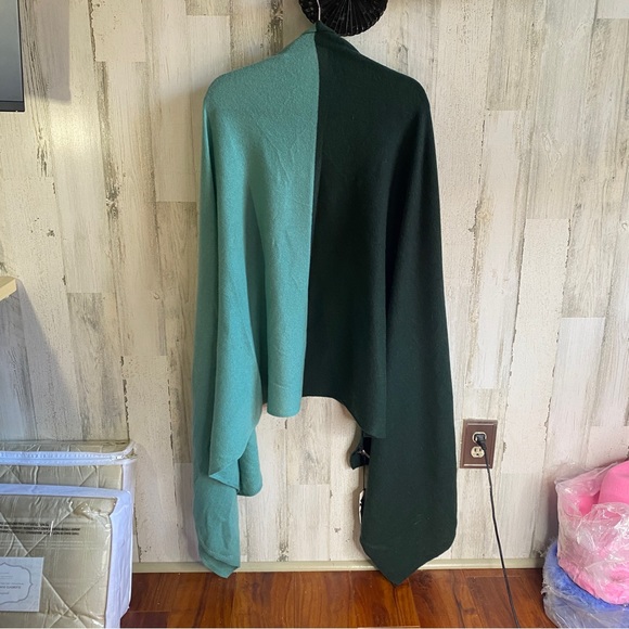 Halogen Nordstrom’s cashmere two toned beauty* does have two small holes - Picture 5 of 7